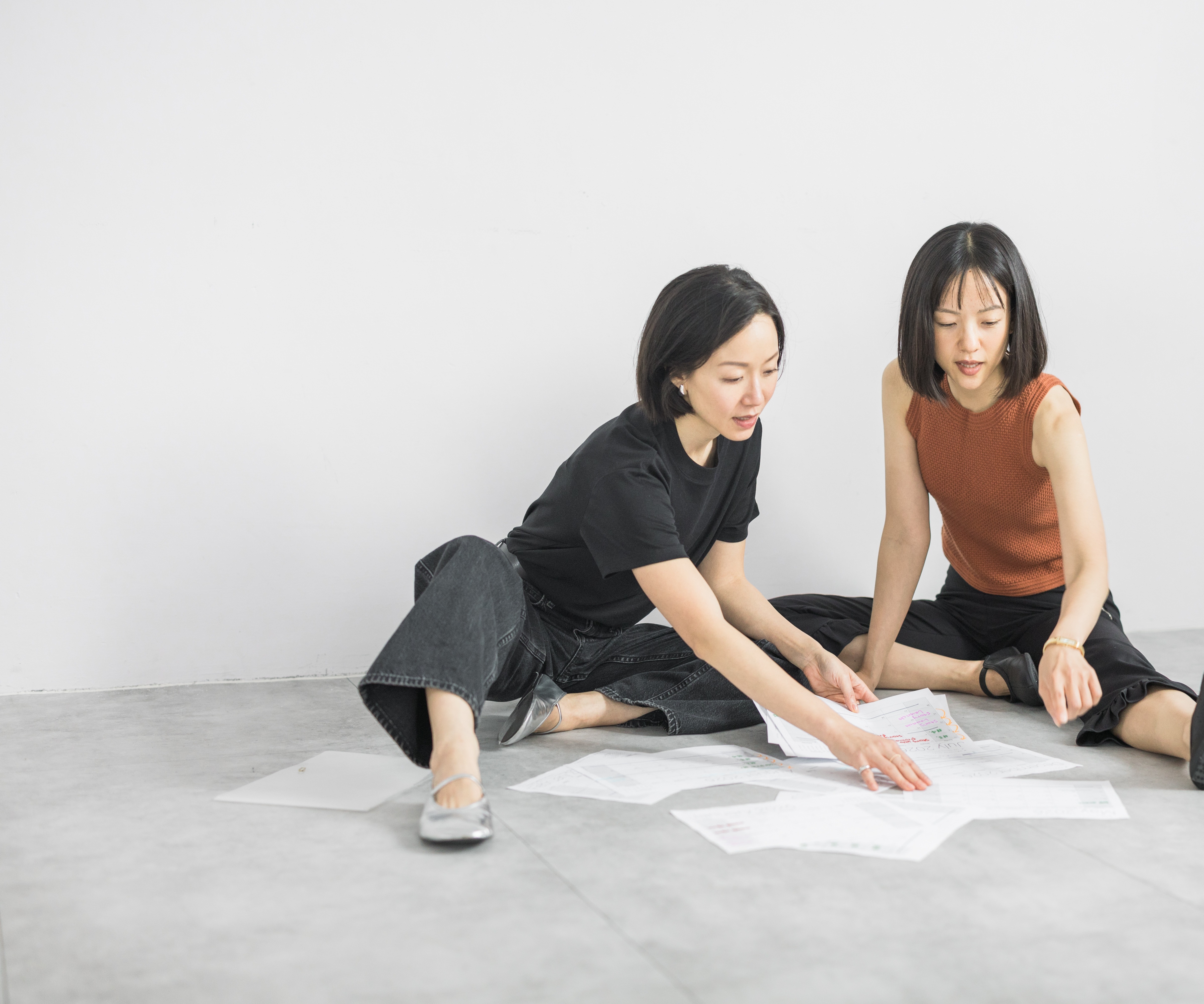 Annie 和 Terrie 坐在白色長椅上，面帶微笑